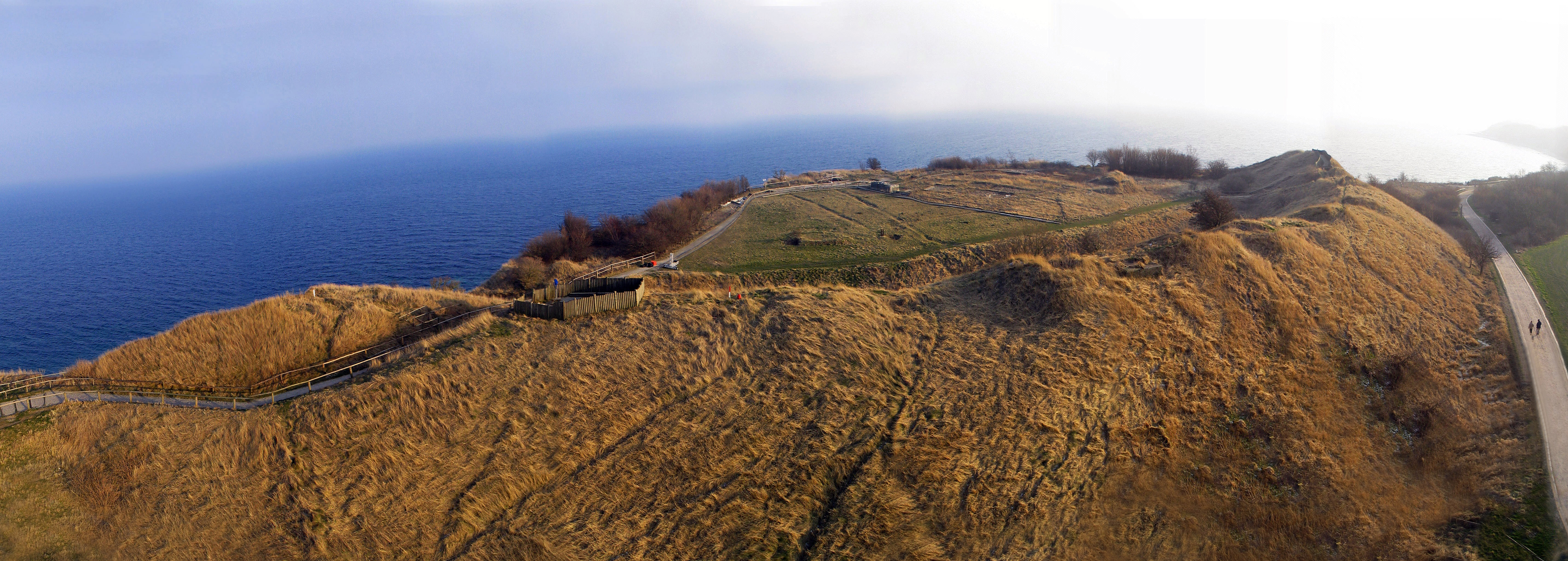 Luftbild mit Blick auf den Burgwall Arkona. Im Hintergrund die Ostsee.