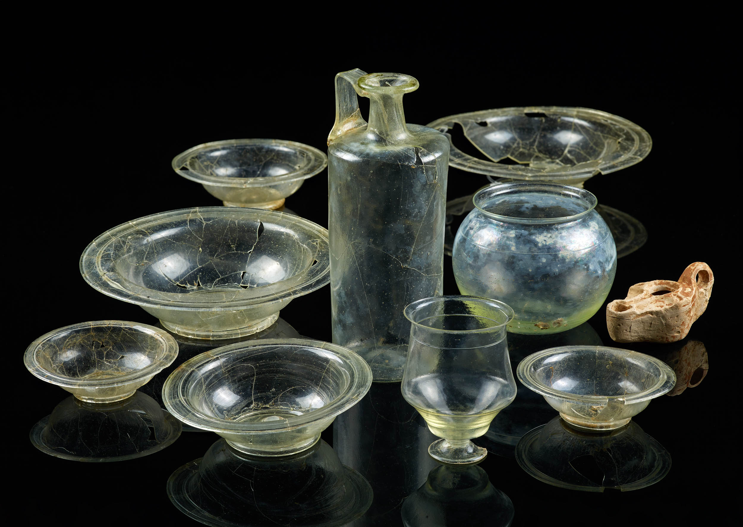 Klares Glas: Aus einem römischen Grab bei Zülpich stammt diese Sammlung an erstaunlich durchsichtigen Glasgefäßen. 