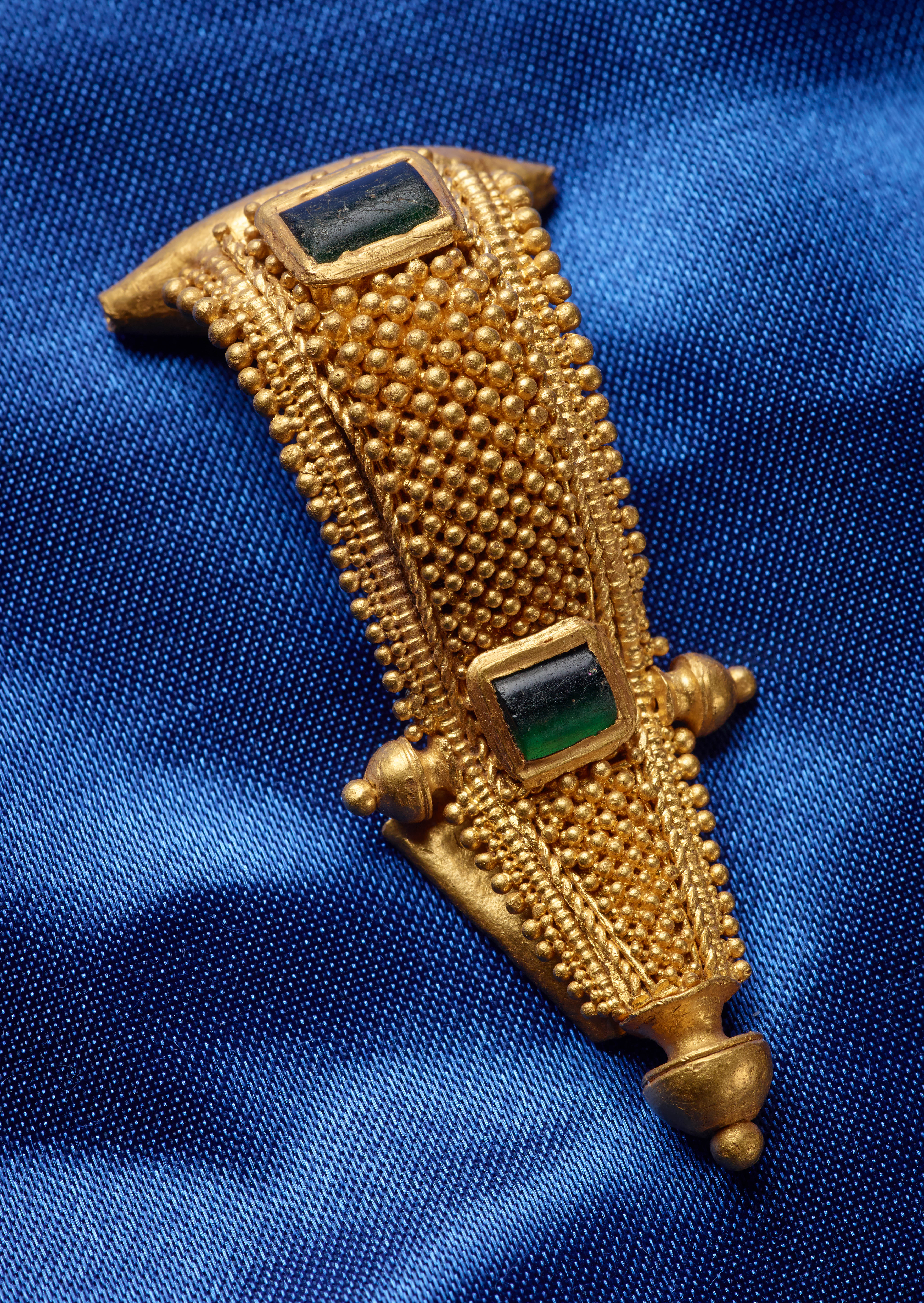 Kostbarer Goldschmuck: Diese besondere Rollenkappenfibel mit Glasperlen stammte ursprünglich wahrscheinlich aus einer renommierten Goldschmiedewerkstatt des Römischen Reichs.