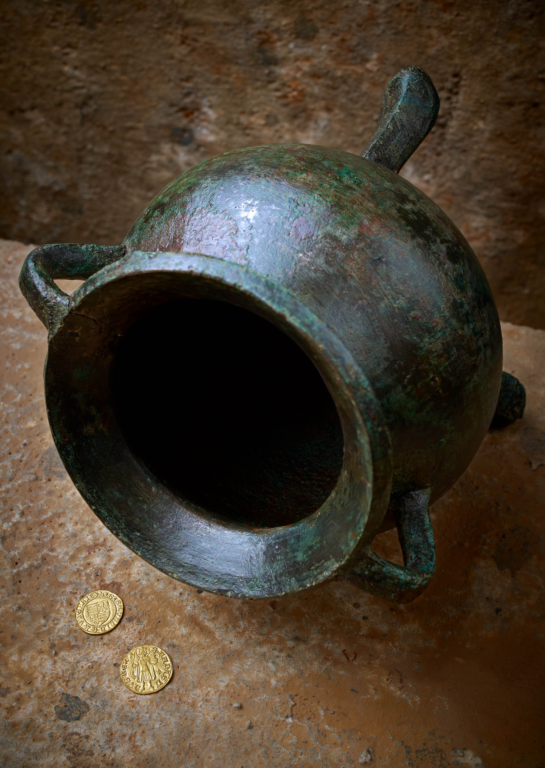 Besonderes Bauopfer: Im mittelalterlichen Goch wurden in einem bronzenen Kochgefäß diese zwei Goldmünzen in einer Kellerecke niedergelegt