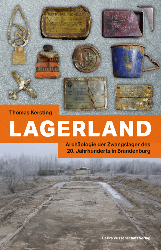 Das Umschlagbild des Bandes "Lagerland" zeigt verschiedene Fundstücke aus Ausgrabungen in Gefangenenlagern in Brandenburg und die Ansicht einer Ausgrabungsstätte.