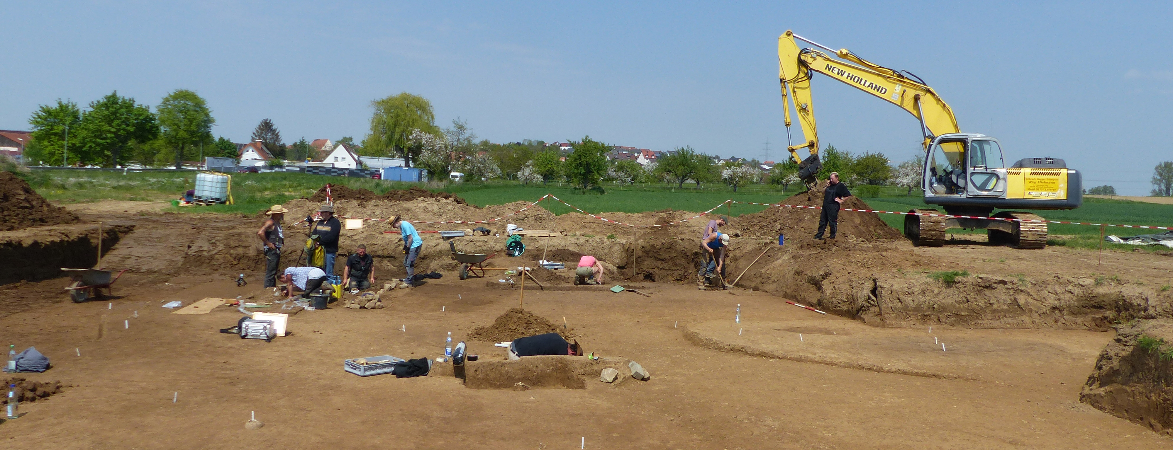 Ein Blick auf die großen Ausgrabungen in Rockenberg, Archäologen und ein Bager legen die Funde frei. Die Befunde und Funde überstiegen dabei alle Erwartungen.