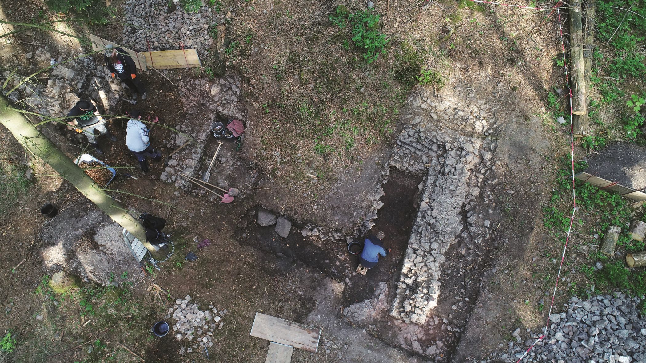 Luftbild der Grabungssituation auf der Raffenburg im Jahr 2018. Archäologen legen Grundmauern der Burg frei.