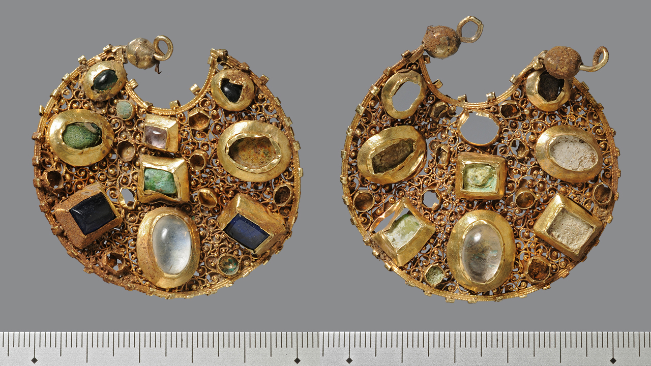 Die zwei sehr qualitätvollen goldenen, mit Steinen besetzten Ohrgehänge stammen aus Zeit um 1100 n.Chr. und stehen in der Tradition byzantinischer Goldschmiedearbeiten.