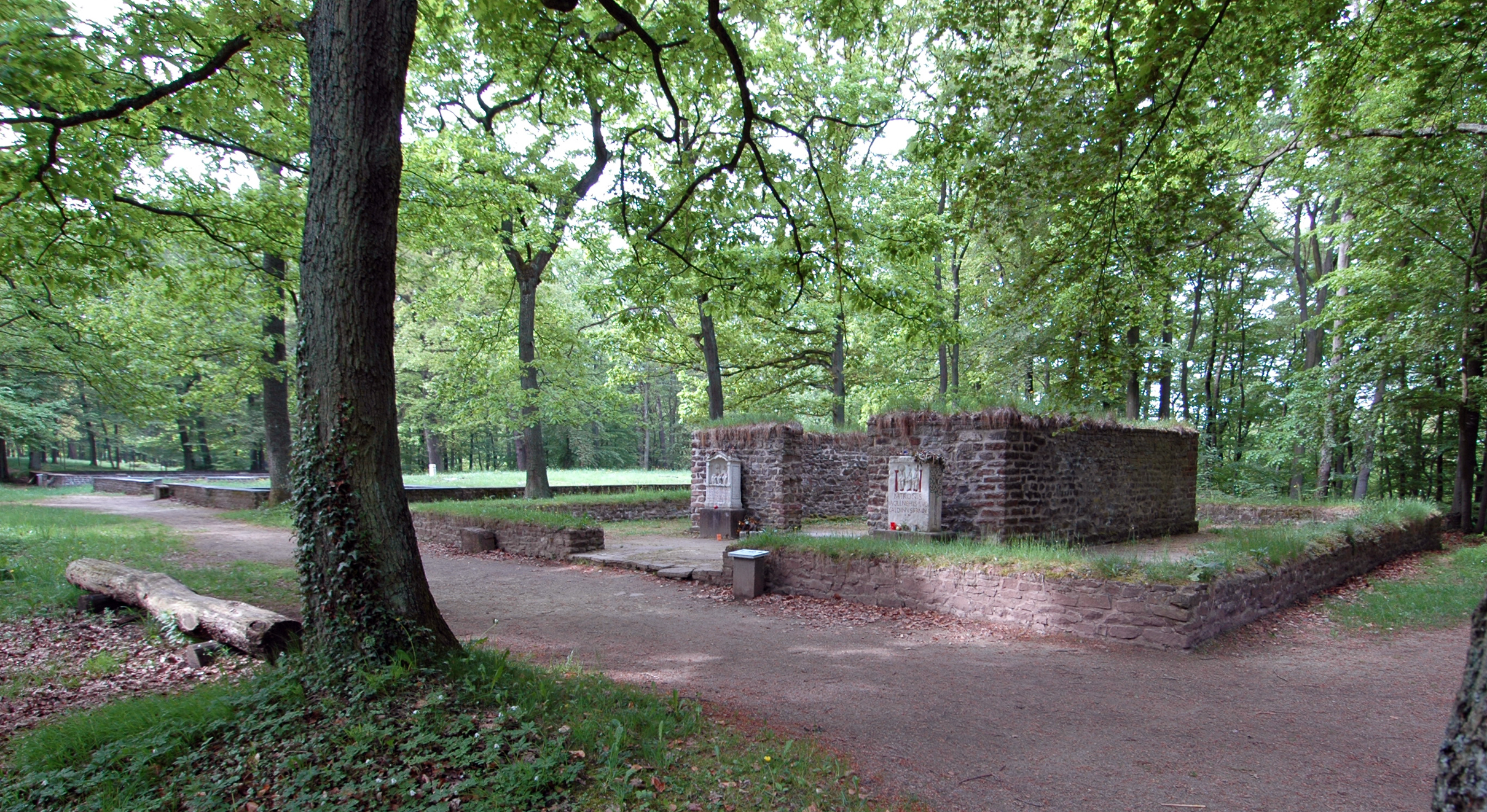 Das Matronenheiligtum von Bad Münstereifel-Nöthen liegt im teilrekonstruierten Tempelbezirk in einem Waldgelände